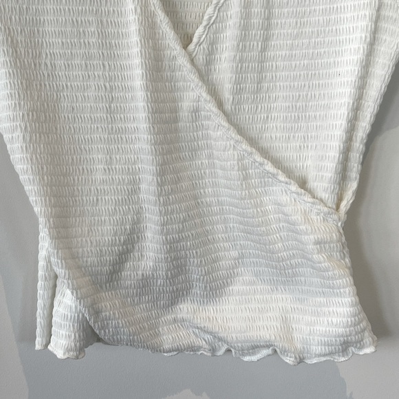 Paper Crane off white smocked crisscross short sleeve top. Women’s Medium - Picture 7 of 11